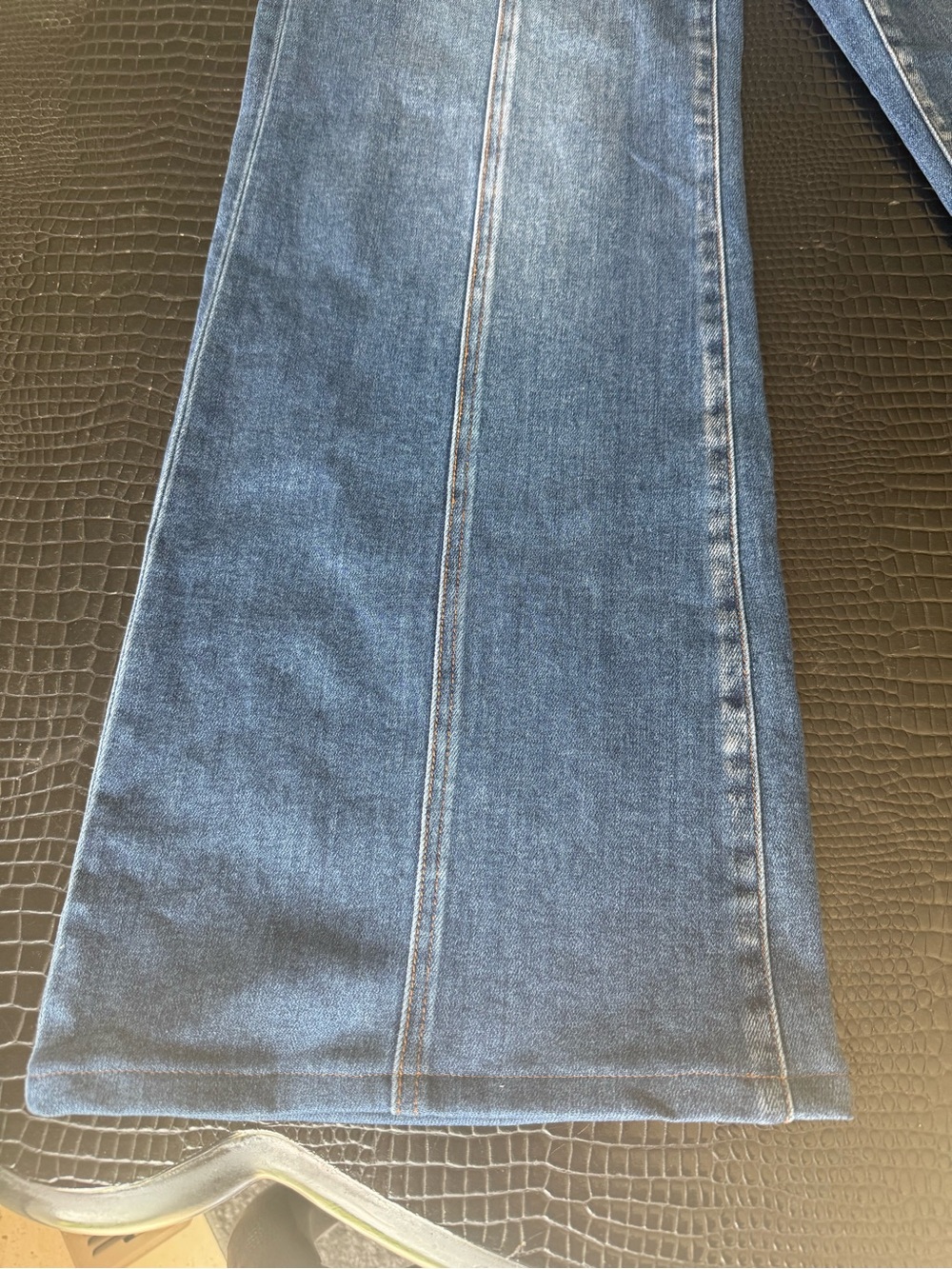 Risen Jeans with High-Rise, Wide Leg in Medium Blue in size 7/28 - Picture 4 of 5